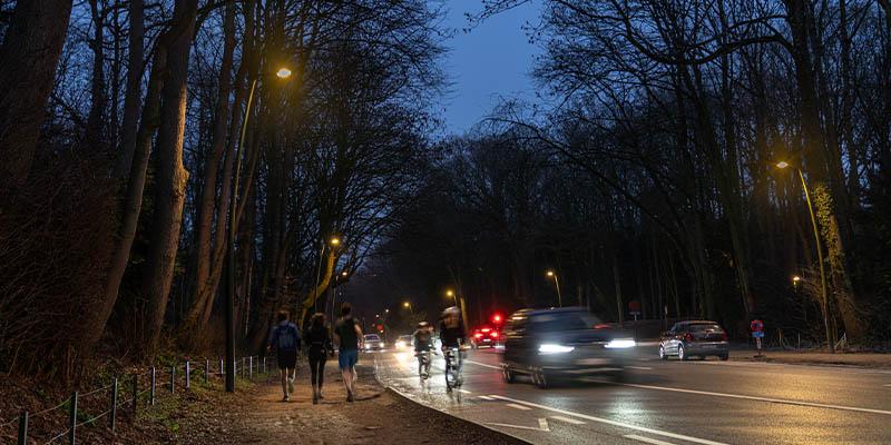 As luzes da rua em Bois de la Cambre são diminuídas para 50% quando há menos tráfego nas estradas