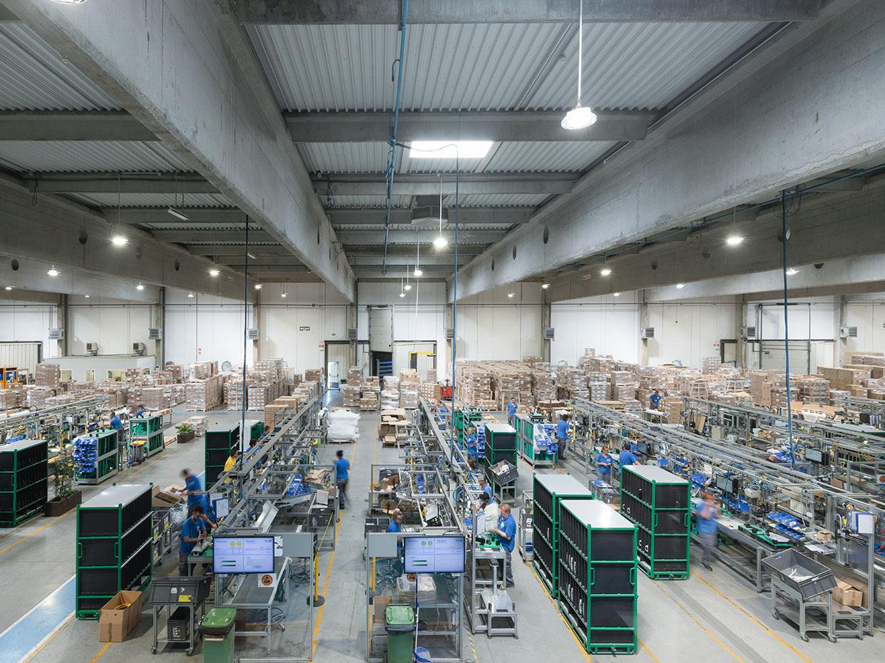 As soluções de iluminação industrial da Schréder ajudam as empresas a aumentar as pessoas e a produtividade