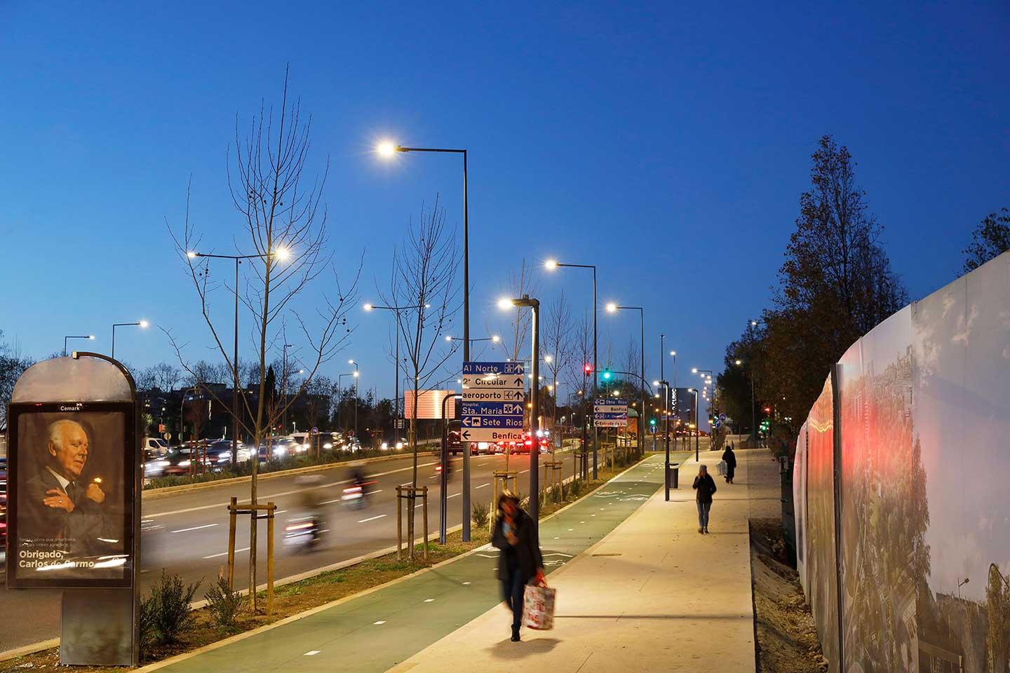 A luminária rodoviária IZYLUM melhorou a segurança para peões e ciclistas que atravessam a Praça de Espanha em Lisboa, reduzindo os custos operacionais