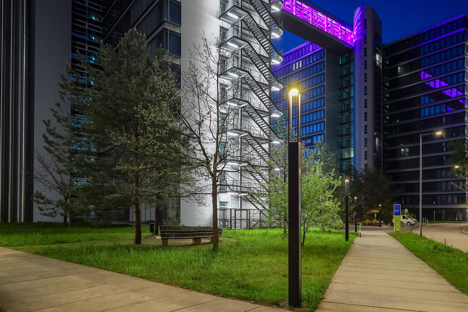 A iluminação solar autónoma proporciona uma solução económica e não invasiva para Ten Towers, em Munique.
