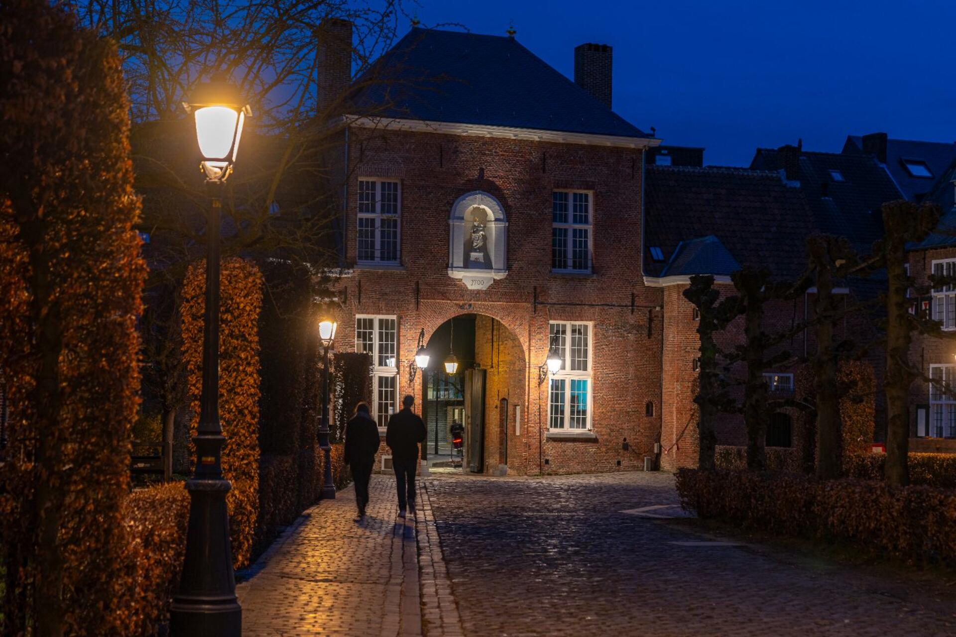 Luminárias LED VALENTINO GEN2 instaladas nas colunas em ferro fundido originais do Beguinário de Turnhout